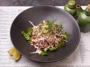 Салат по-Китайски с пряной курицей на гриле